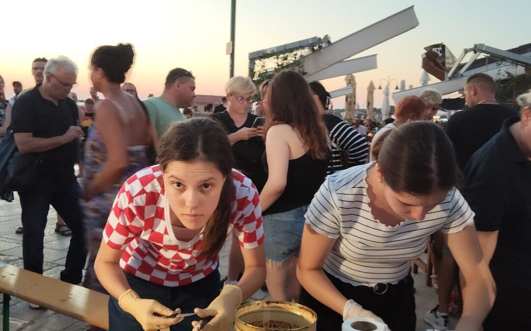 MLADI DELFINAŠI NAUČILI SOLITI SARDELE